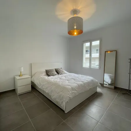 Solaro, A 100m Apartment Solaro