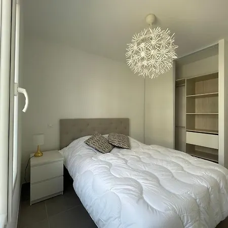 Solaro, A 100m Apartment Solaro