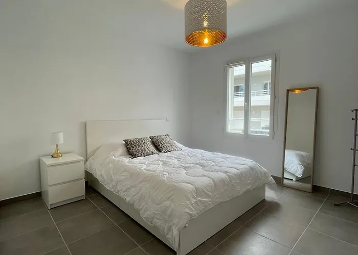 Solaro, A 100m Apartment Solaro